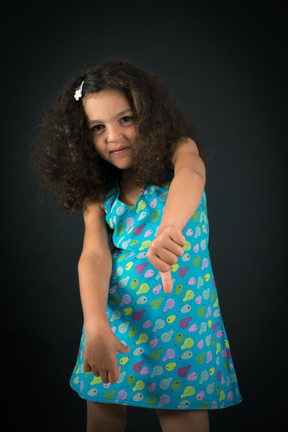 做出不同表情的漂亮女孩图片下载