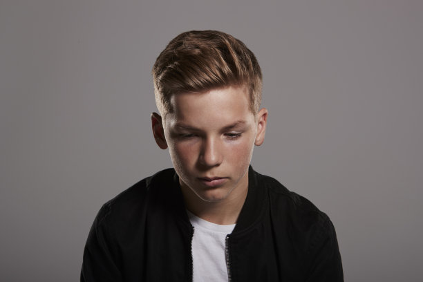 白人少年向下看，头和肩膀图片下载