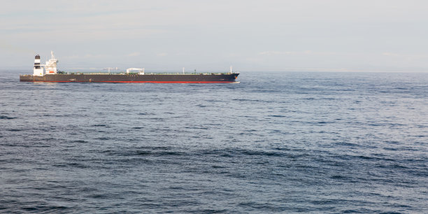公海上的黑色油轮。图片下载
