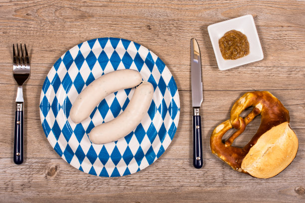 配香肠、椒盐卷饼和芥末的小吃图片下载