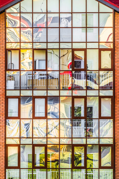 新公寓楼半透明的彩色玻璃窗，抽象的反射图片下载