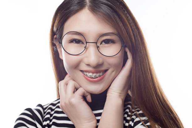 戴牙套的女孩肖像素材图片