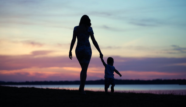 好照片，妈妈和宝宝一起走图片下载