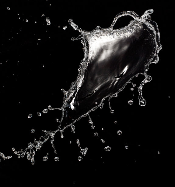 水花孤立的黑色背景图片下载