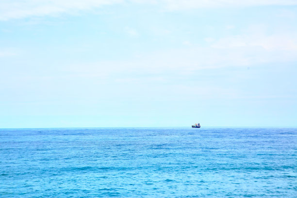 地平线上的船图片下载