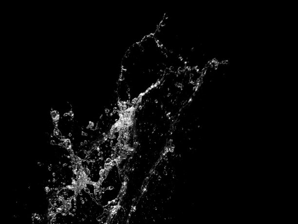 水飞溅黑色背景图片下载