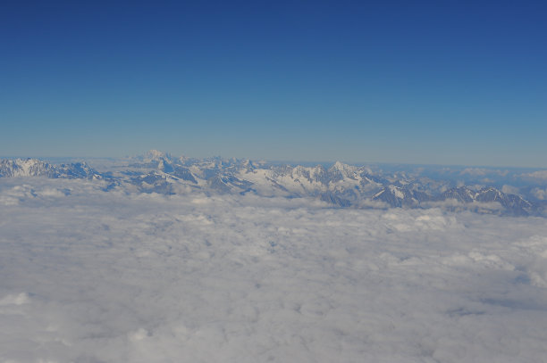 阿尔卑斯山的鸟瞰图图片下载