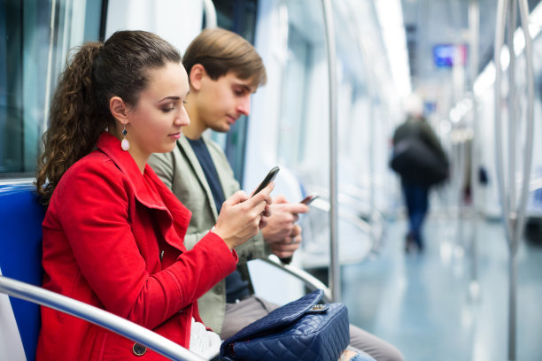 人们用手机看新闻图片下载