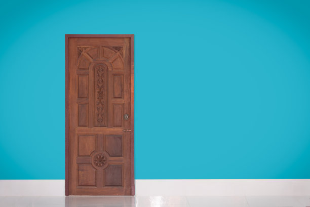 封闭的现代明亮木门在蓝色背景上关闭。空白的空间图片下载