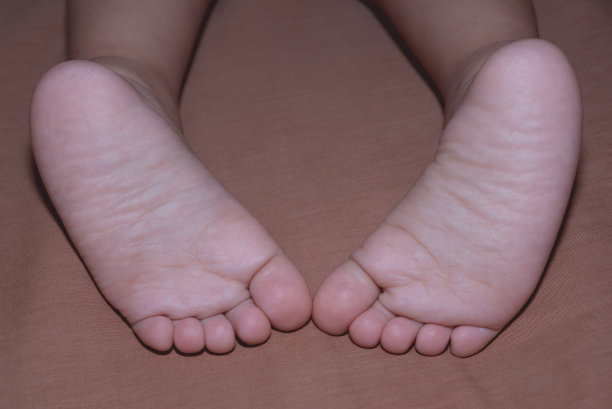 孩子的脚在床上图片下载