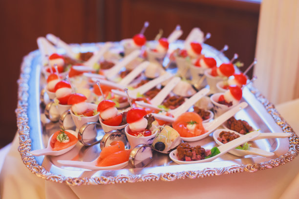 装饰精美的宴会餐桌，摆放着各式各样的小吃图片下载