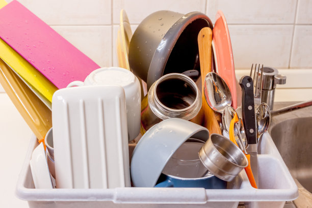 一堆干净的餐具图片下载