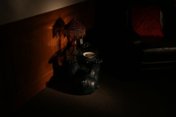 桌子和灯图片下载