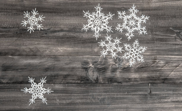 圣诞节装饰白色的雪花在木制的背景图片下载
