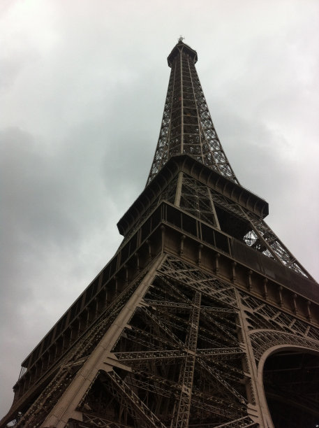 多云的埃菲尔铁塔图片下载