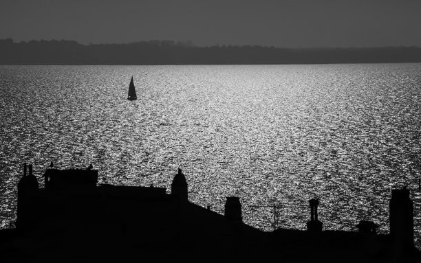 在明亮的灯光下航行的小船图片下载