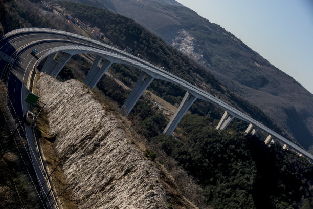 高架公路桥上有车辆图片下载