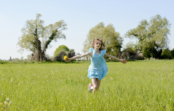 花草地上的女孩图片下载