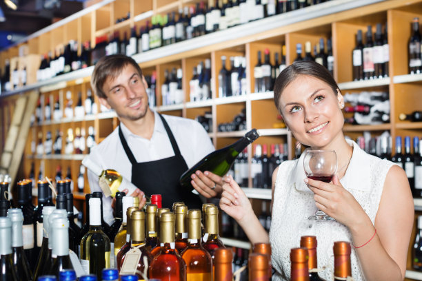 拿着酒杯的女人图片下载
