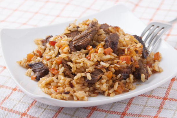 米饭配肉和胡萝卜图片下载