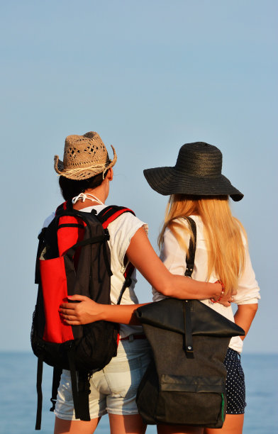 与背包徒步旅行者图片下载