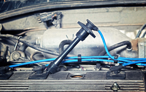 汽车发动机中的高压电线图片下载