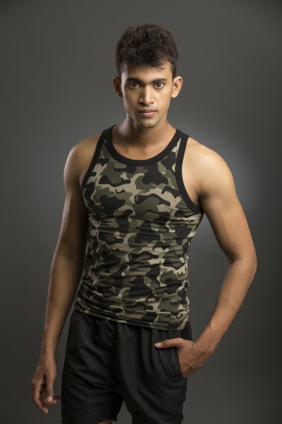 有吸引力的健身年轻男子摆姿势在运动服图片下载