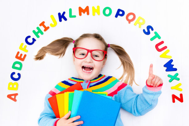 孩子学习字母和阅读图片下载