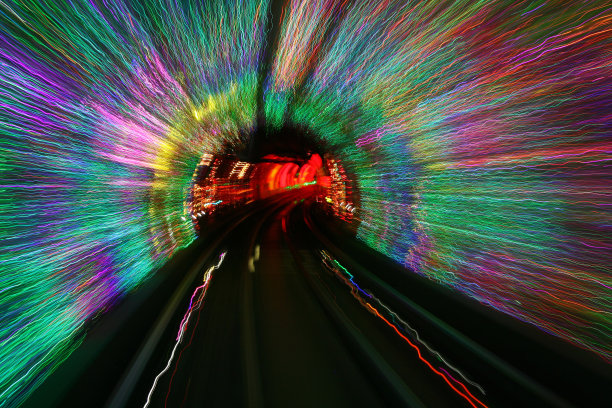 黄浦江下的外滩观光隧道是中国上海五大旅游景点之一图片下载