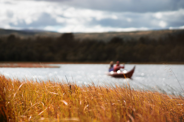 一对游客游泳在船的背景图片下载
