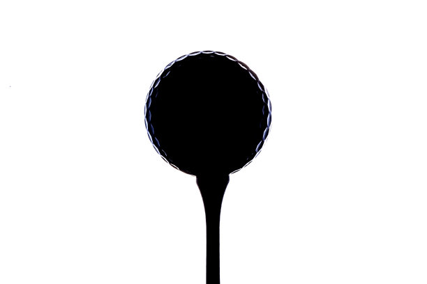 球座上高尔夫球的剪影图片下载