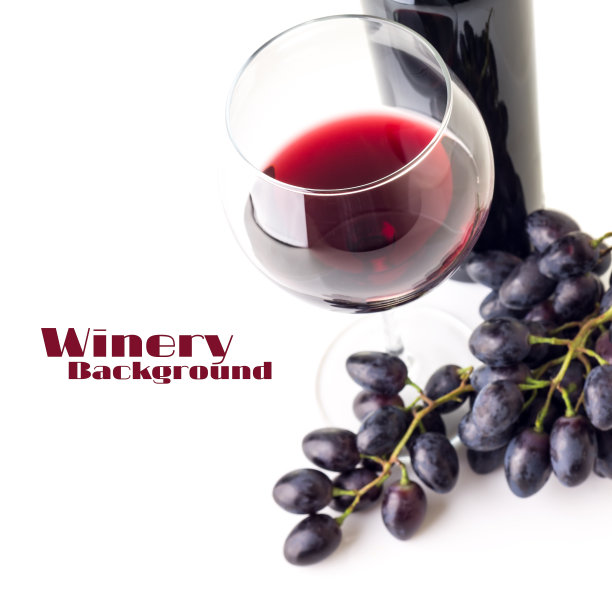 葡萄酒杯中的红酒，白色背景上有孤立的葡萄。图片下载