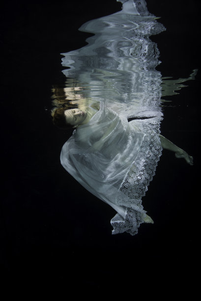 在水下游泳的孕妇图片下载