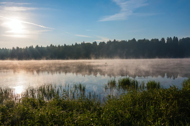 湖雾拂晓天空的倒影图片下载