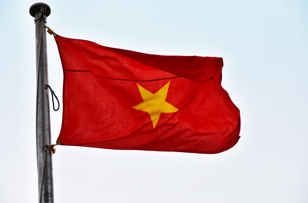 蓝色的天空和越南国旗图片下载