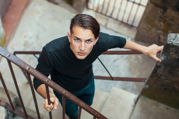 年轻英俊严肃的户外男子肖像。图片下载