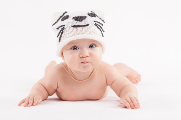 可爱快乐的小男孩穿着尿布和白色的猫帽子图片下载