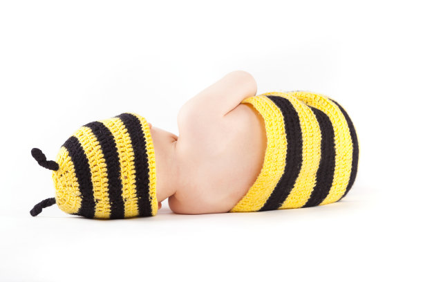 可爱快乐的小男孩穿着蜜蜂服装图片下载