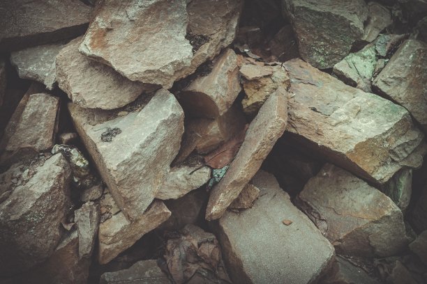 山上的石头。图片下载