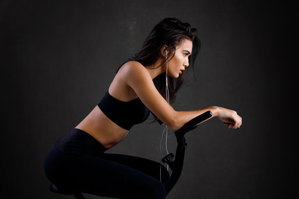 年轻女性健身模特图片下载