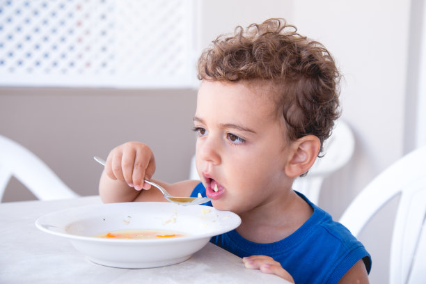 男孩在喝汤图片下载