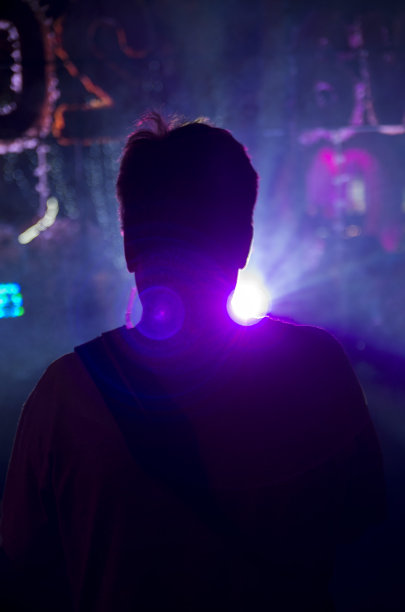 男人在晚会上穿着stobe光图片下载