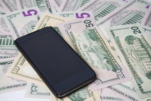 电话背景上的钱图片下载