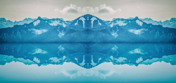 超现实的蓝色和镜面景观图片下载