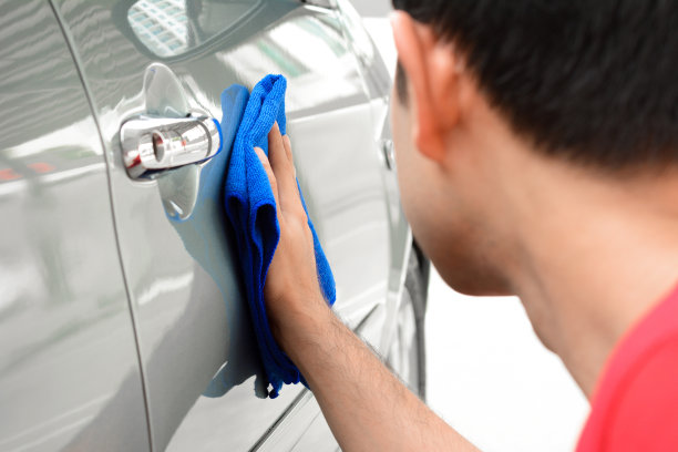 用超细纤维布清洁汽车的人图片下载