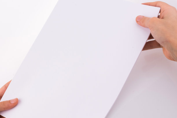 手里拿着一张白纸图片下载