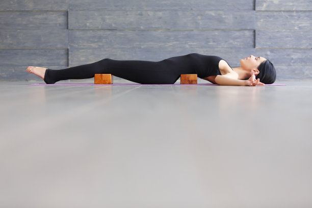 在室内练习瑜伽的女人。侧伸展灵活性。图片下载