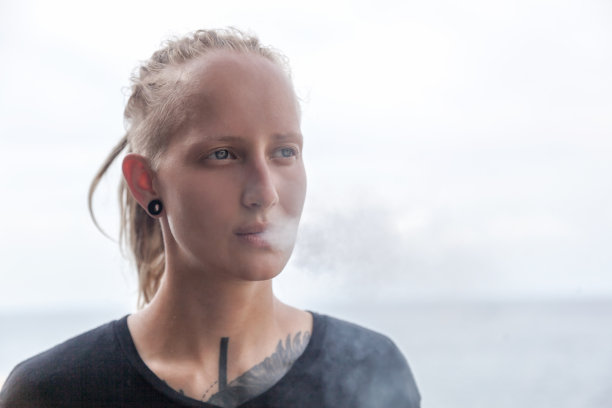 漂亮的年轻女子，有纹身，穿着长袍图片下载