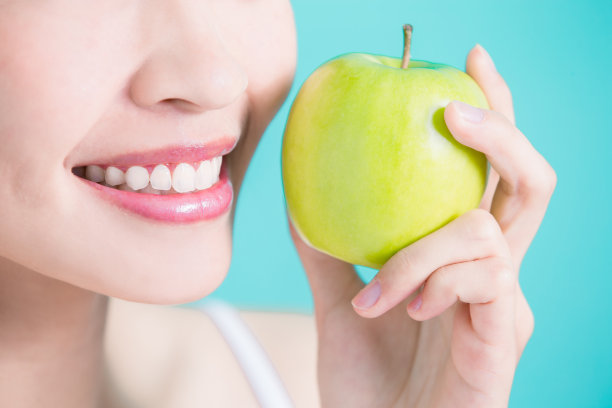 女人拿苹果图片下载