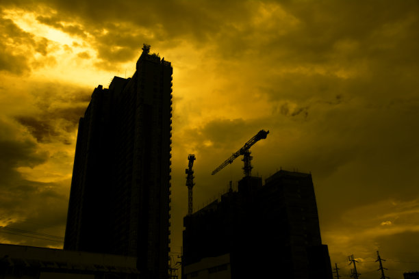 建筑工业建筑轮廓在高地上呈深褐色风格图片下载